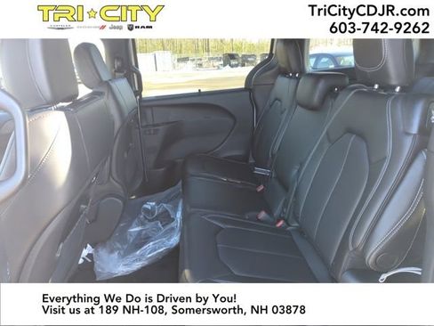 New 2026 Chrysler Pacifica Select image 23