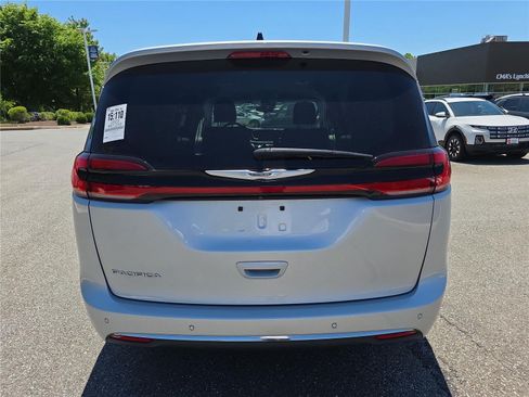 Used 2023 Chrysler Pacifica Touring-L FWD image 6