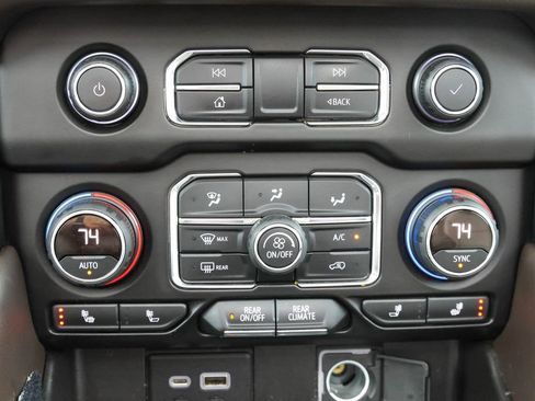 Used 2021 Chevrolet Tahoe Z71 w/ Luxury Package AWD/4WD image 23