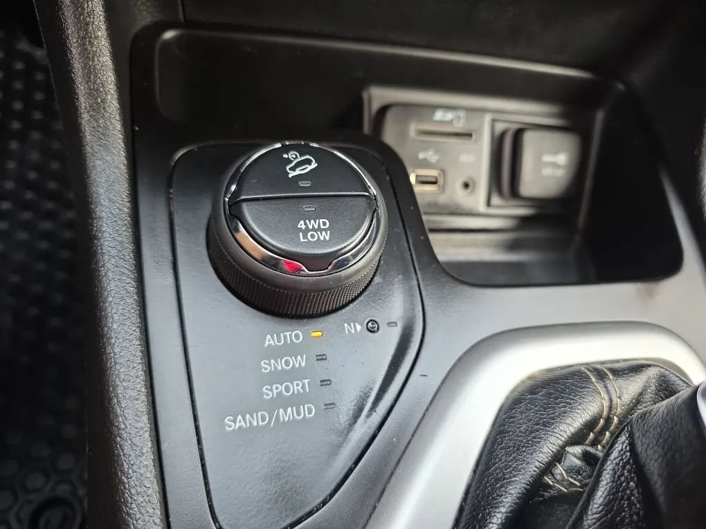 Used 2018 Jeep Cherokee Latitude Plus w/ Cold Weather Group AWD/4WD image 33