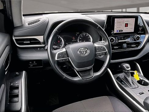 Used 2023 Toyota Highlander LE FWD image 8