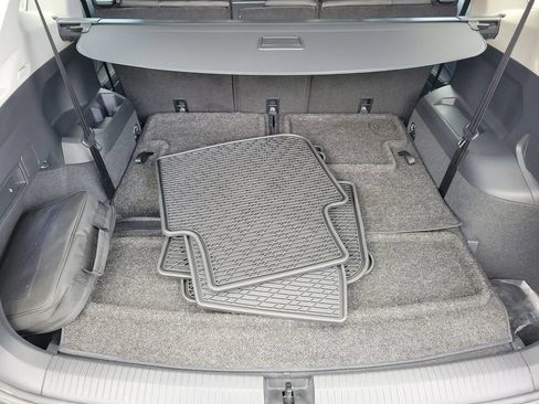 Used 2023 Volkswagen Tiguan SE w/ Panoramic Sunroof Package FWD image 7