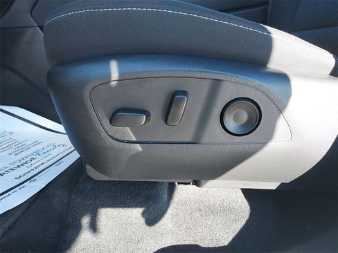 Used 2025 Chevrolet Traverse LT image 18