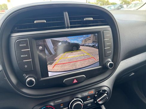 Used 2025 Kia Soul LX w/ LX Technology Package FWD image 22