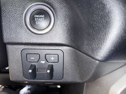 Used 2022 Toyota Tundra SR5 w/ SR5 Convenience Package AWD/4WD image 32