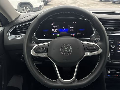Certified 2022 Volkswagen Tiguan SE image 18