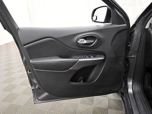 Used 2019 Jeep Cherokee Limited AWD/4WD image 12