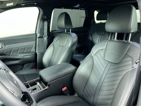 Certified 2025 Kia Sorento SX Prestige AWD/4WD image 12
