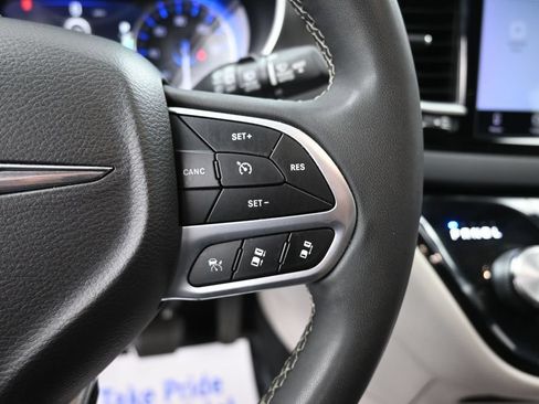 Used 2024 Chrysler Pacifica Touring-L FWD image 35