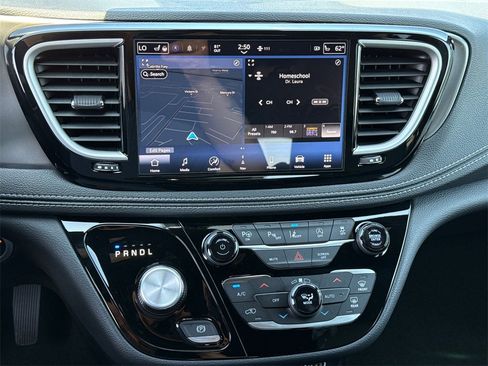 New 2025 Chrysler Pacifica Select w/ Uconnect Theater Family Group image 29