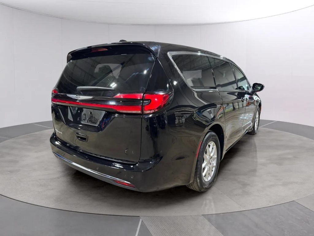 Used 2025 Chrysler Pacifica Select FWD image 3