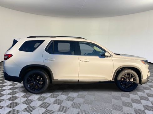 New 2025 Honda Pilot Touring image 2