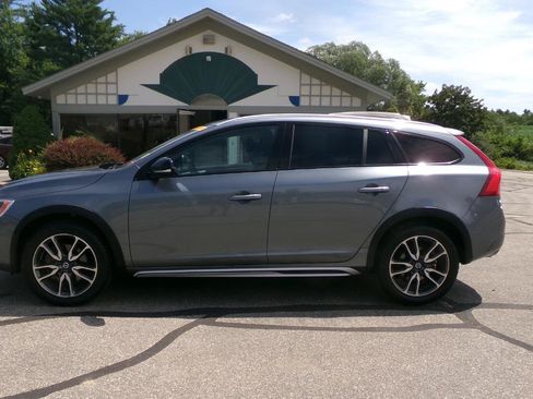 Used 2018 Volvo V60 T5 Cross Country AWD/4WD image 3