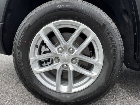 Used 2025 Jeep Grand Cherokee L Laredo RWD image 19
