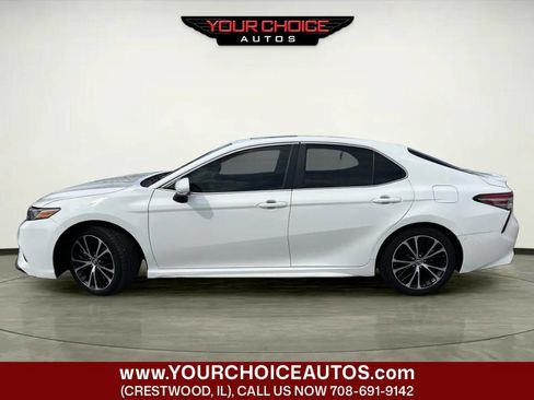 Used 2018 Toyota Camry SE w/ Moonroof Package image 2