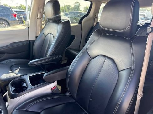 Used 2023 Chrysler Pacifica Touring-L FWD image 5