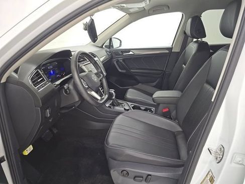 Used 2023 Volkswagen Tiguan SE AWD/4WD image 5