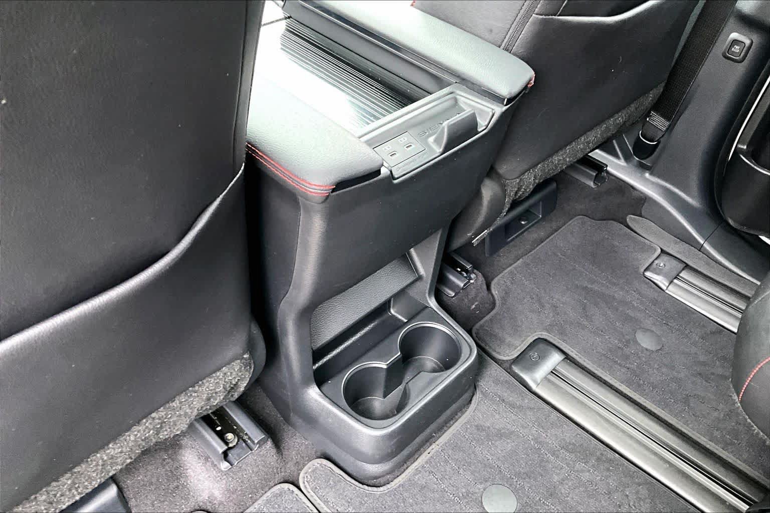 Used 2025 Toyota Sienna XSE FWD image 33