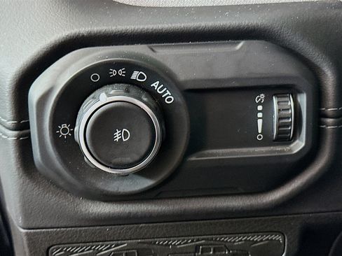 Used 2025 Jeep Wrangler Unlimited Sahara AWD/4WD image 16