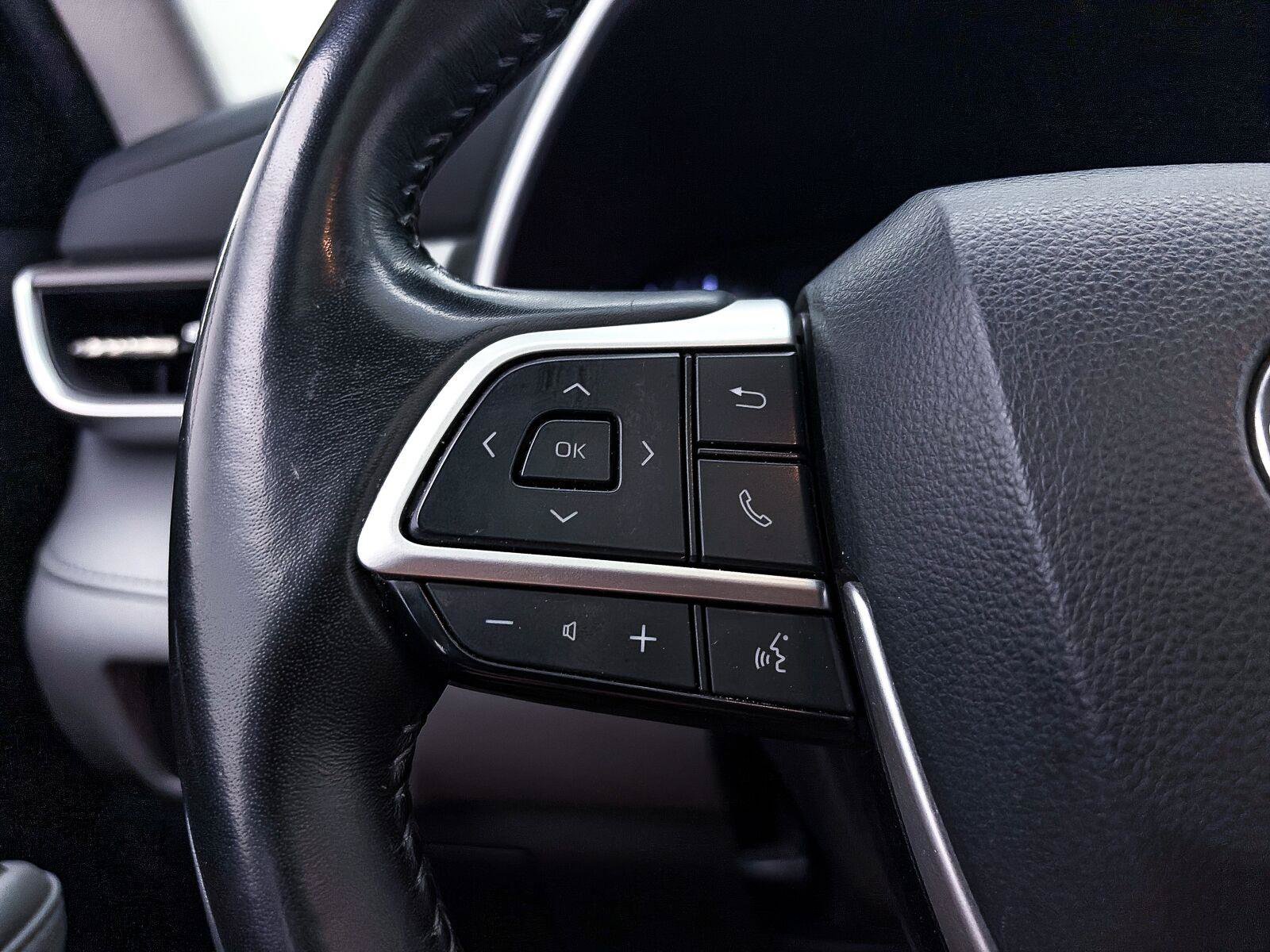 Used 2022 Toyota Highlander XLE FWD image 32