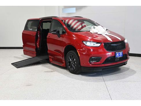 Used 2025 Chrysler Pacifica Select w/ Fav Edition Package FWD image 2
