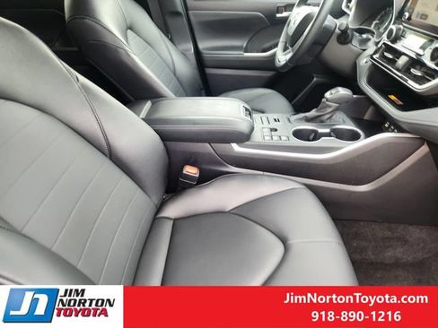 Used 2025 Toyota Highlander XLE AWD/4WD image 14