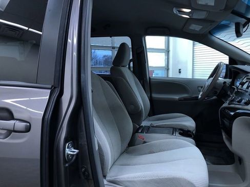 Used 2012 Toyota Sienna LE w/ Towing Pkg image 15