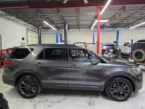 Used 2018 Ford Explorer XLT w/ Equipment Group 202A FWD image 4