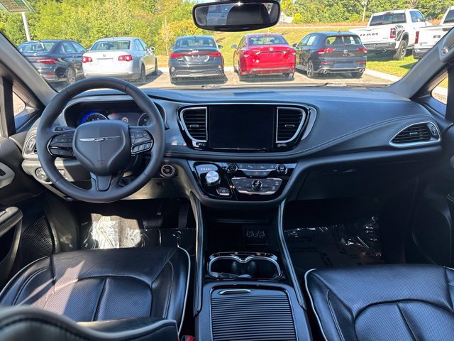 Used 2025 Chrysler Pacifica Limited FWD image 19