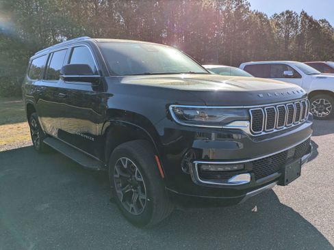 Used 2024 Jeep Wagoneer L Series III w/ Flexible Seating Group image 1