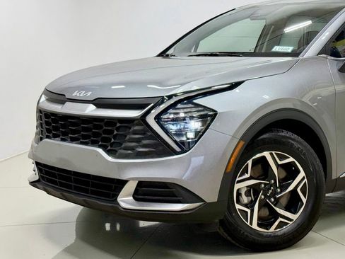 Used 2024 Kia Sportage LX image 3