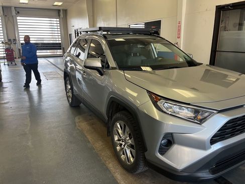 Used 2021 Toyota RAV4 XLE Premium image 10