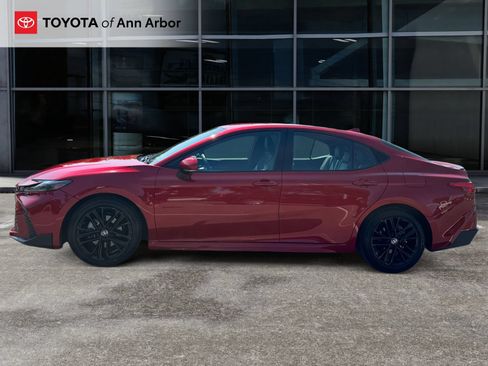 Used 2025 Toyota Camry SE FWD image 8