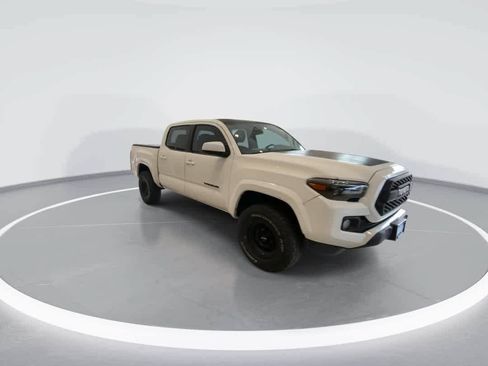 Used 2016 Toyota Tacoma SR5 w/ SR5 Appearance Package (DN) AWD/4WD image 2