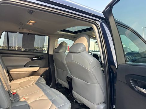 Used 2021 Toyota Highlander XLE AWD/4WD image 37