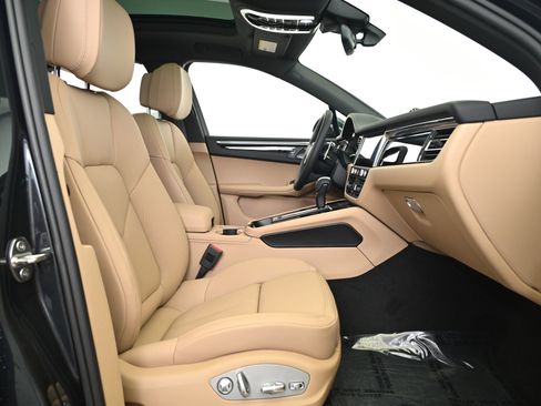 Used 2025 Porsche Macan image 28