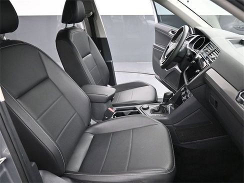 Used 2021 Volkswagen Tiguan SE image 27