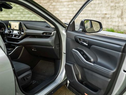 Certified 2025 Toyota Highlander XLE image 16