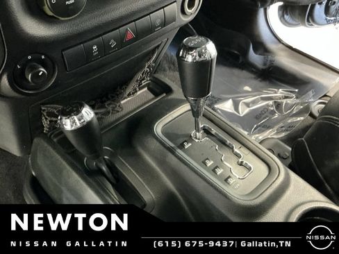 Used 2018 Jeep Wrangler Unlimited Sahara AWD/4WD image 13
