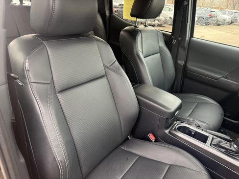 Used 2019 Toyota Tacoma TRD Sport w/ TRD Premium Sport Package image 19