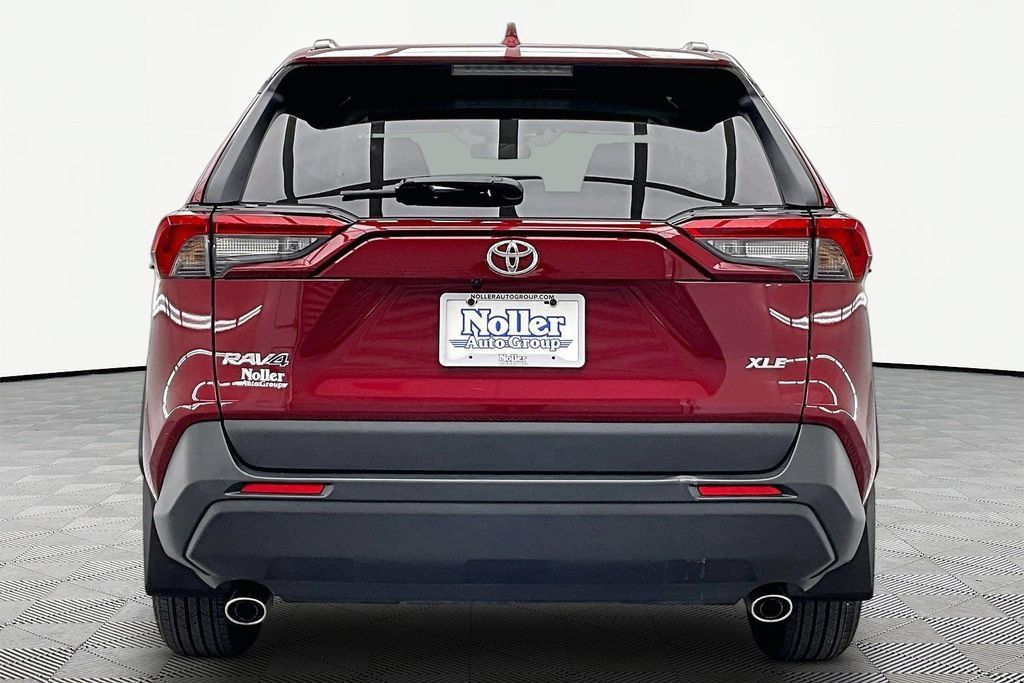 Used 2025 Toyota RAV4 XLE w/ Convenience Package FWD image 4
