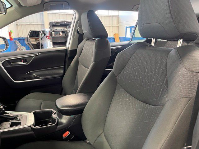 Used 2025 Toyota RAV4 XLE AWD/4WD image 25