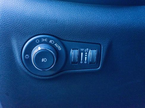 Used 2023 Jeep Compass Limited image 15