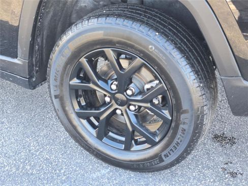 Certified 2024 Jeep Grand Cherokee Altitude image 19