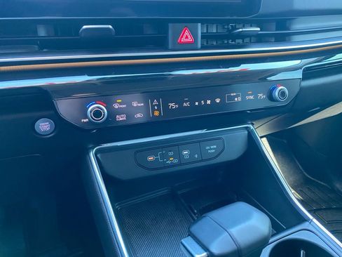 Used 2025 Kia Carnival SX Prestige image 18