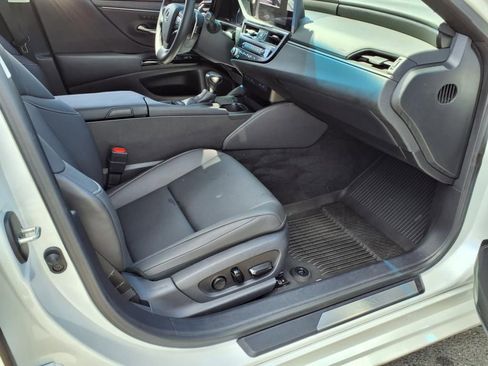 Used 2024 Lexus ES 250 w/ Premium Package image 8