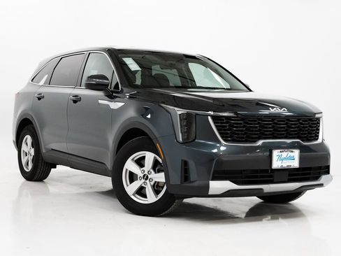 Certified 2025 Kia Sorento LX FWD image 6