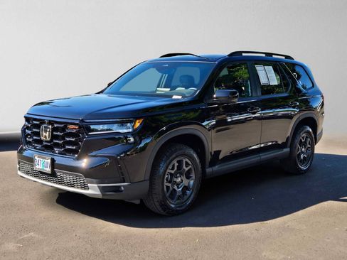 Used 2025 Honda Pilot TrailSport image 7
