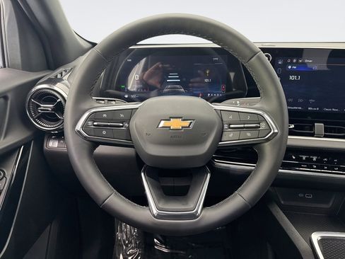 Used 2025 Chevrolet Equinox LT FWD image 12
