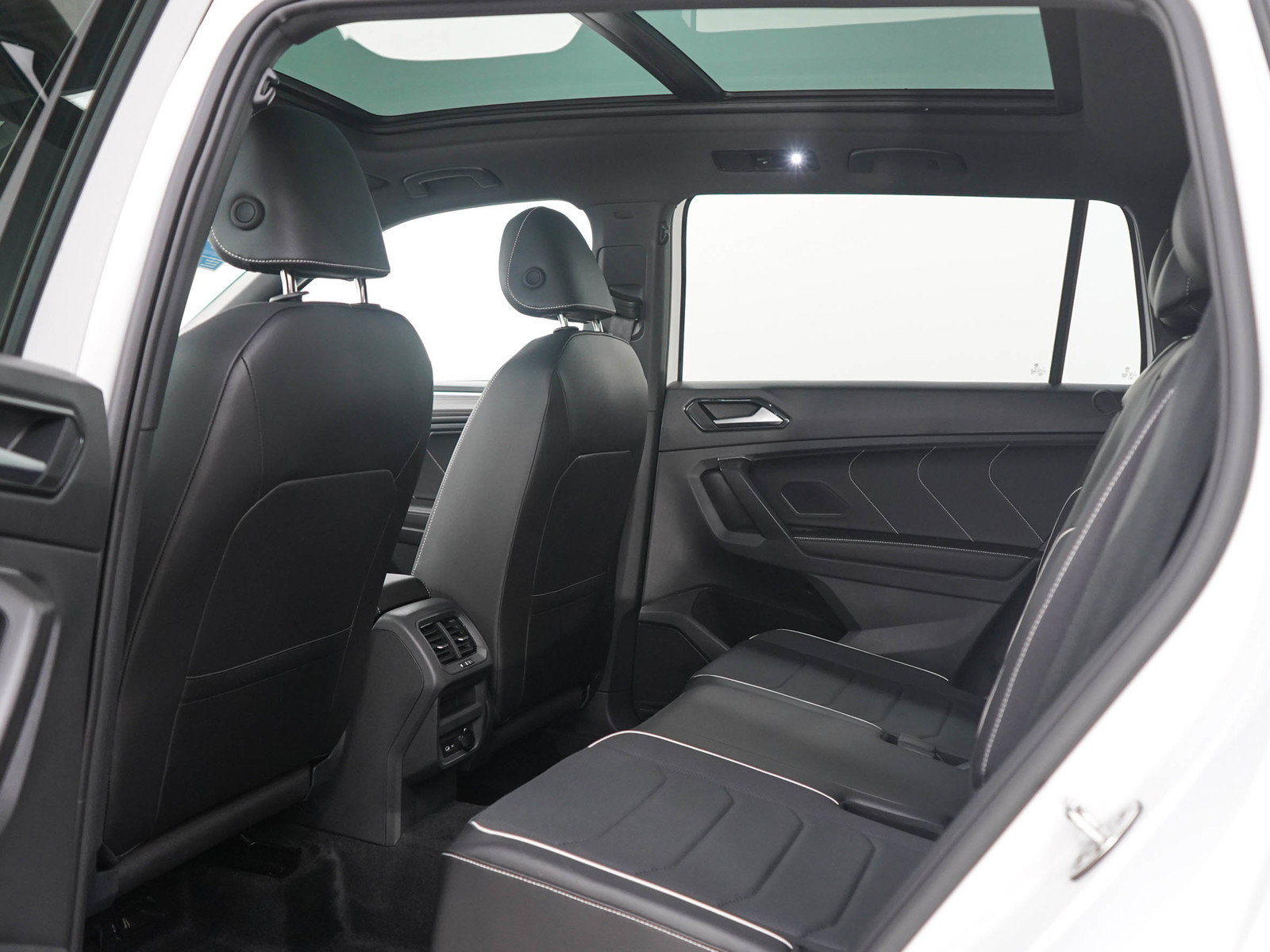 Used 2024 Volkswagen Tiguan SEL R-Line AWD/4WD image 18